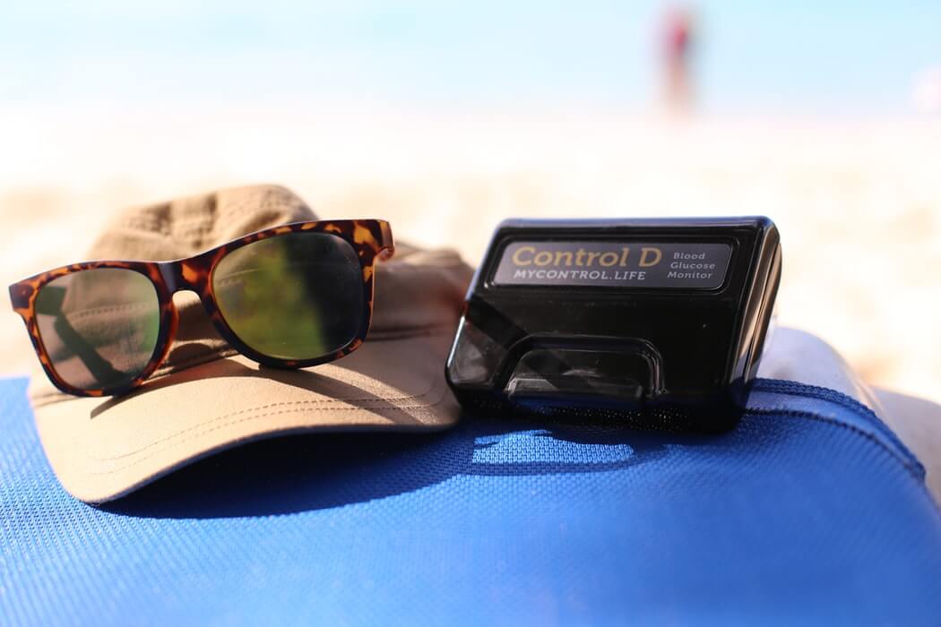 Blood glucose monitor and sunglasses