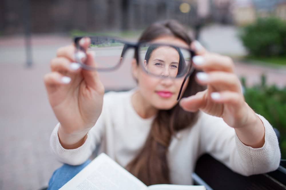 What are the symptoms of myopia?