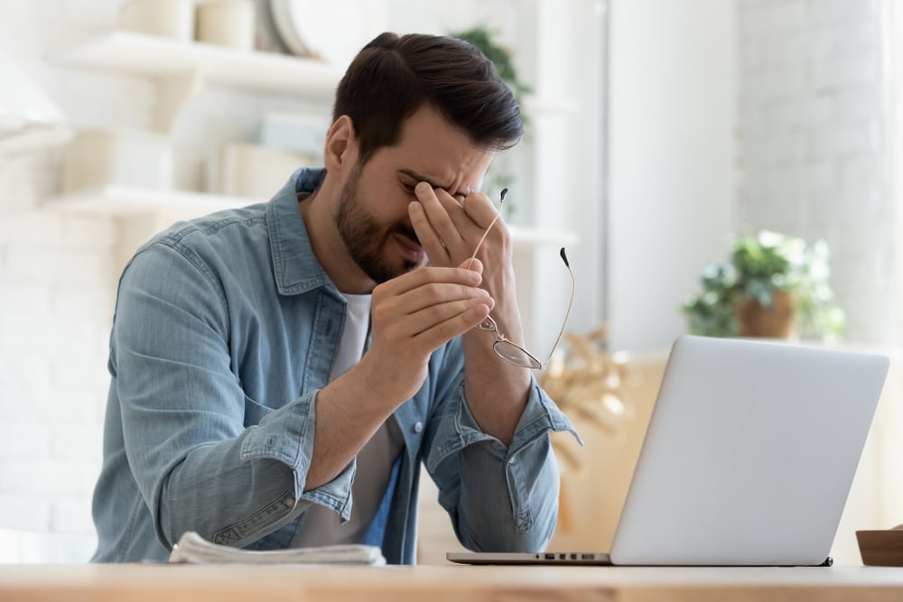 Maintaining eye health at work. Keeping eyes healthy at work.